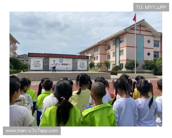 足球场上梦想起航，球星歌声激昂奋进