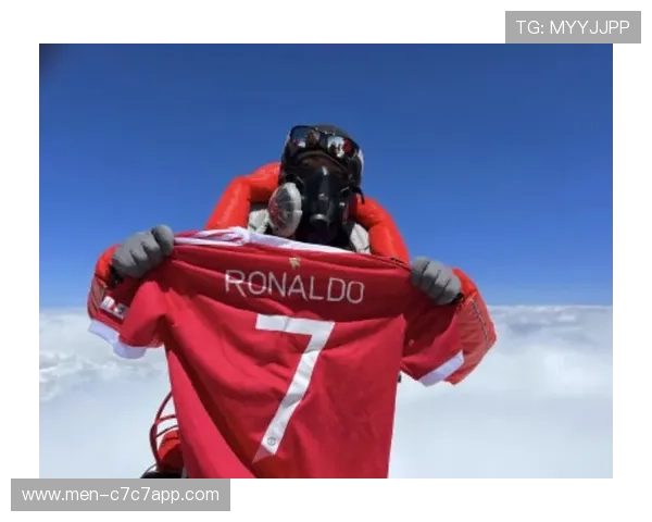 足球明星背后的奋斗故事与荣耀之路：从草根到世界之巅的传奇旅程